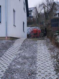 Einfahrt neben dem Haus