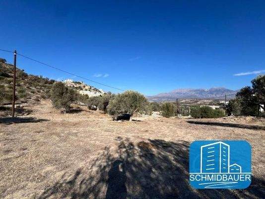 Kreta, Kamilari: Grundstück mit Blick auf das Dorf und die Berge zu verkaufen