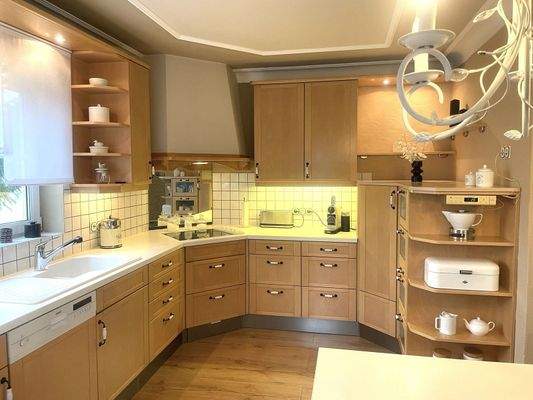 Moderne helle Küche mit neuen Geräten