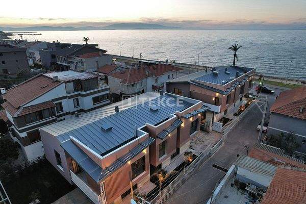 Seaview Villas with Private Gardens in İzmir Güzelbahçe