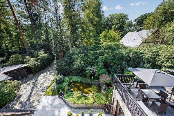 und Blick auf den Teich