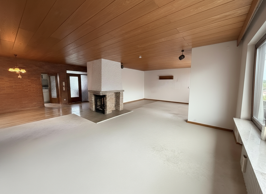 Wohnzimmer mit Kamin