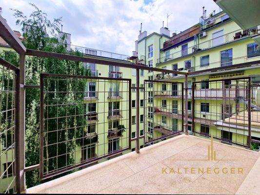 Balkon ca. 1,98 m² vom Schlafzimmer aus begehbar