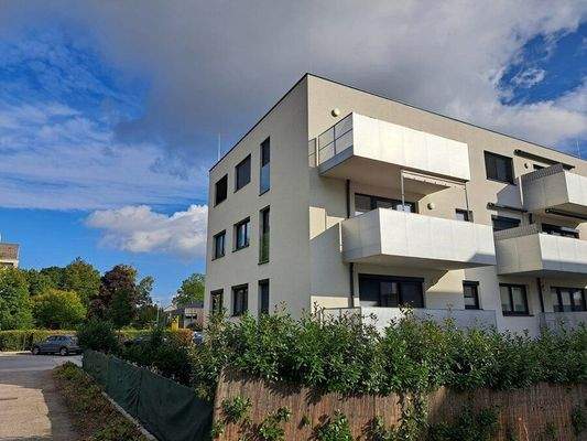 in nahezu neuwertigem Gebäude