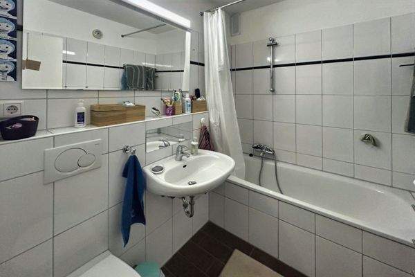 Wannenbad mit WC (innenliegend)