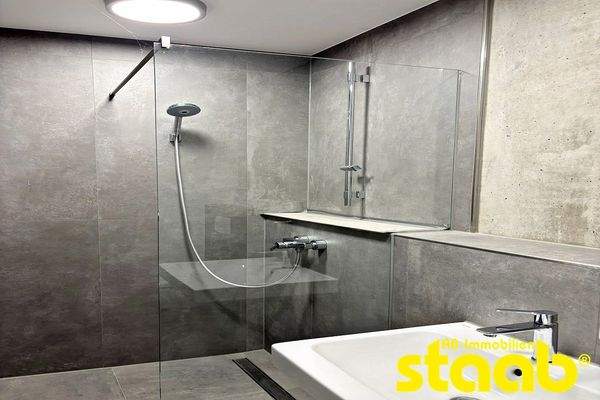 Badezimmer mit Dusche