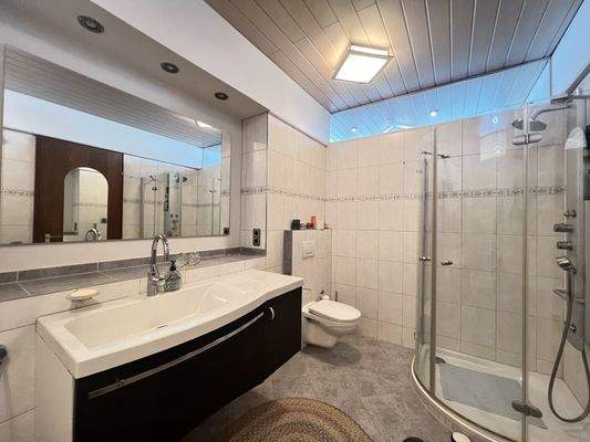 Gut und funktional ausgestattetes Badezimmer