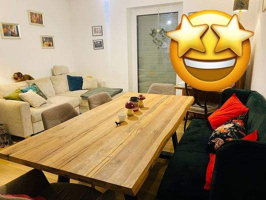 Wohnzimmer mit Balkonaustritt