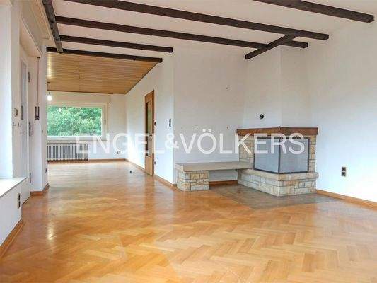 Wohnzimmer mit offenem Kamin