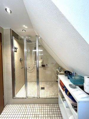 Badezimmer mit großer Dusche