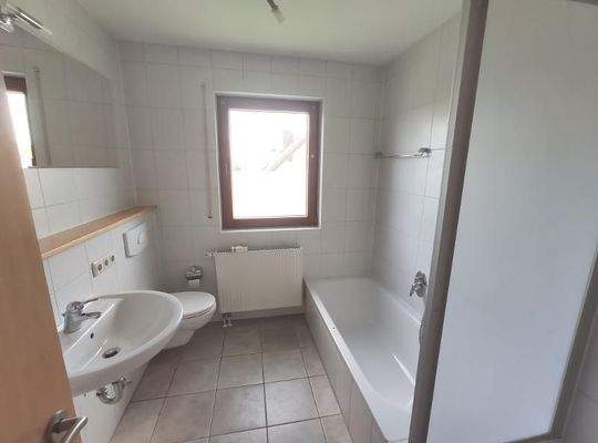 Bad mit Badewanne, Dusche und Fenster Bild 1