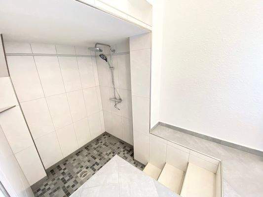 ... großer Regenwasser-Dusche und ...