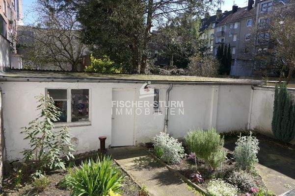 Balkonblick zum Hof (im Sommer)