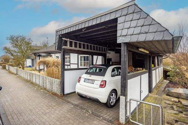 Außenansicht mit Carport