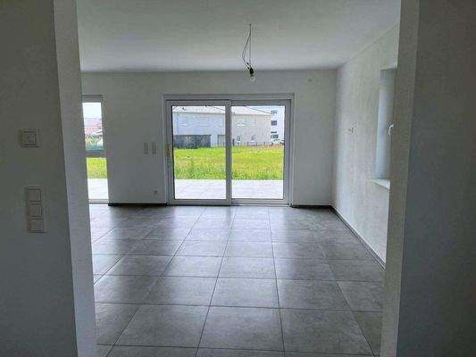 Blick aus der Küche in den Wohn-/Essbereich