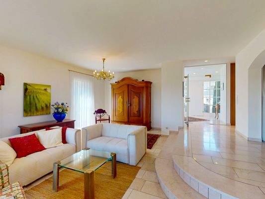 Heller Wohnbereich mit offenem Grundriss