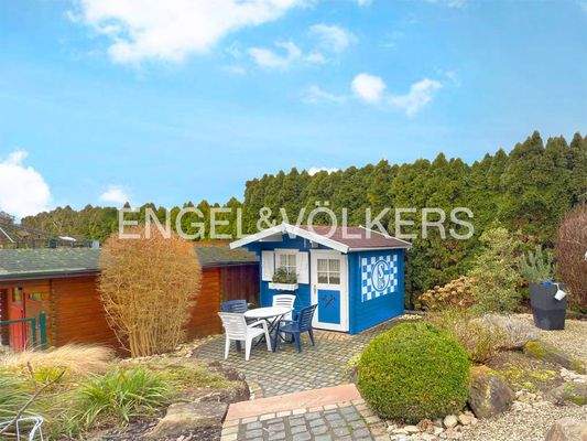 Pflegeleichter Gartenbereich mit Gartenhaus