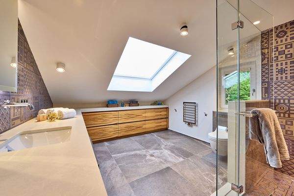 Luxuriöses Bad im Dachgeschoss ...
