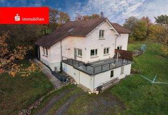 Vorderansicht mit Garage und Terrasse