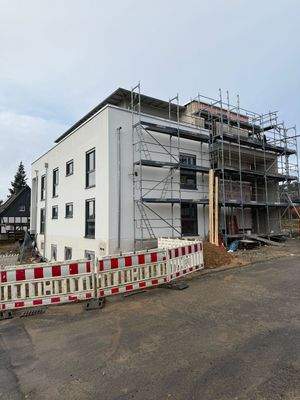 Neubau mit Gerüst
