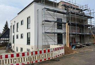 Neubau mit Gerüst