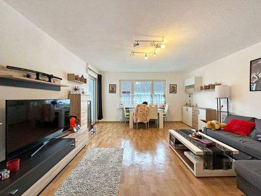 Wohnzimmer mit Zugang zum Balkon