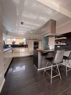 Moderne Wohnküche mit Insel