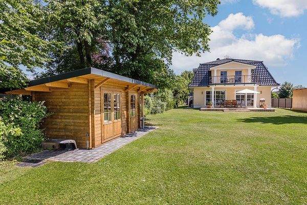 Blick vom Ufer des Schweriner Sees zur Villa