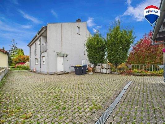 RE/MAX Immobilien DeLux Einfamilienhaus Mettlach-Weiten Seitenansicht