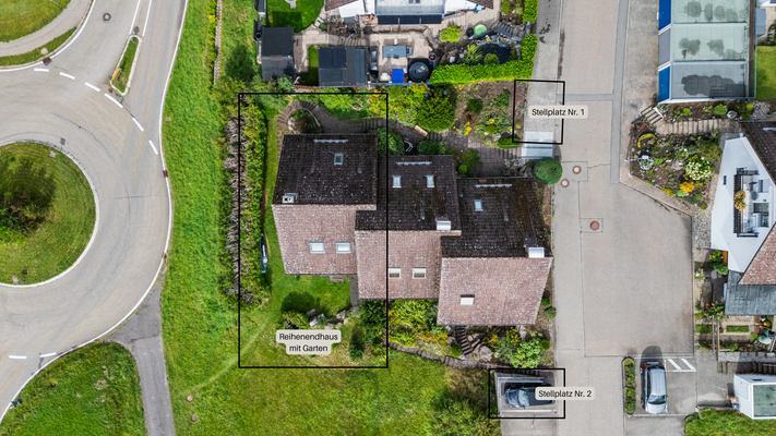 Ansicht Grundstück mit Stellplätzen