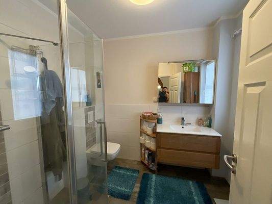 Bad mit Dusche im Erdgeschoss