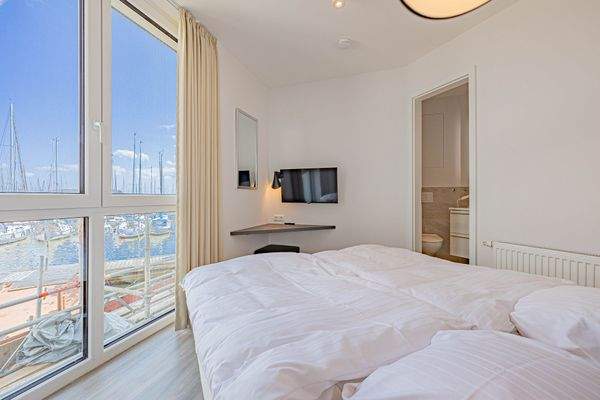 Schlafzimmer mit angrenzendem Duschbad en Suite