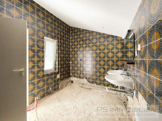 Badezimmer an Schlafzimmer