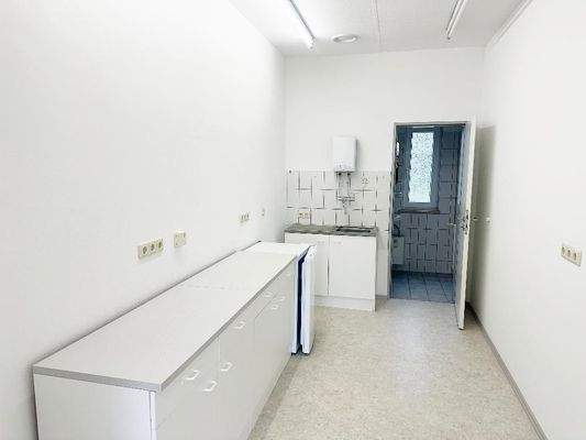 Küchenbereich mit Blick Richtung Toilette