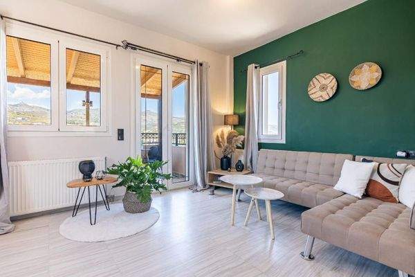 Ligaria: Villa mit drei Wohnungen und Pool zu verkaufen