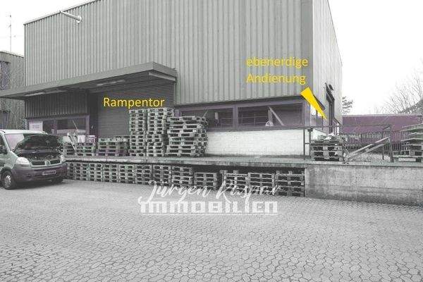 mit Rampe und ebenerdigen Zugang