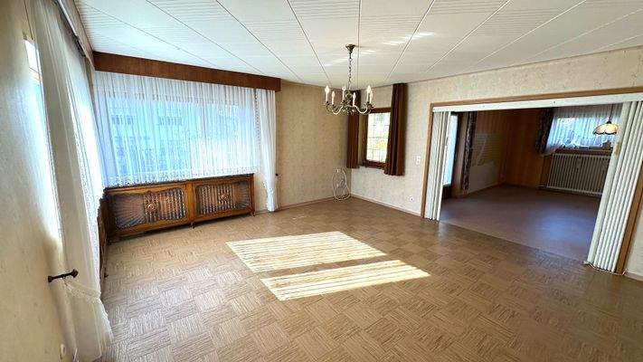 Wohnzimmer mit Blick in Richtung Esszimmer