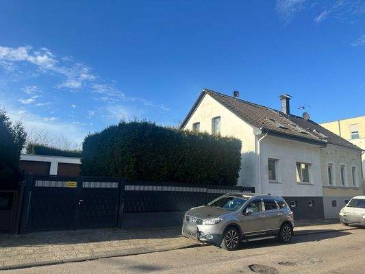 Vorderansicht mit Garage, Hecke zum Garten & Haus