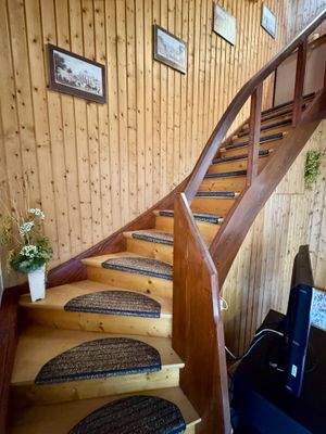 Holztreppe in das Dachgeschoss