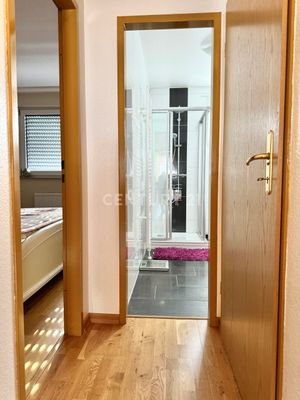 Flur OG, Blick ins Badezimmer