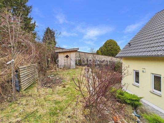 Oberer Gartenbereich mit Kinderspielhaus