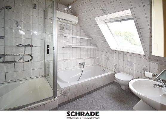 ...sowie einem hellem Komplettbad