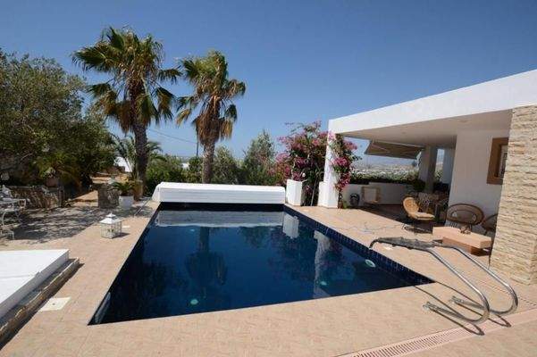 Freistehende Villa mit drei Schlafzimmern und Gästeapartment, Olivenhain und Pool