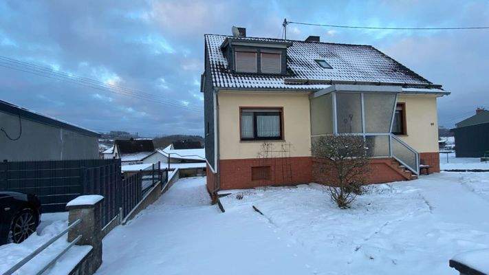 Seitenansicht mit Zufahrt hinter das Haus