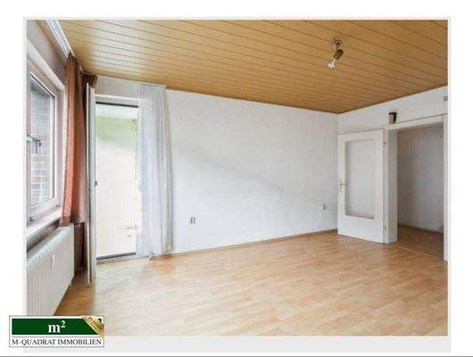 Wohnzimmer mit Zugang zum Balkon