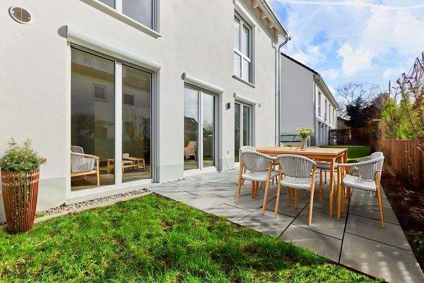 Terrasse (KI Möblierungsbeispiel)