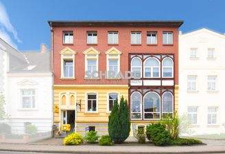 ...mit Schmuckfassade und Wintergarten