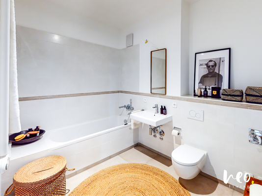 Modernes Bad mit Badewanne