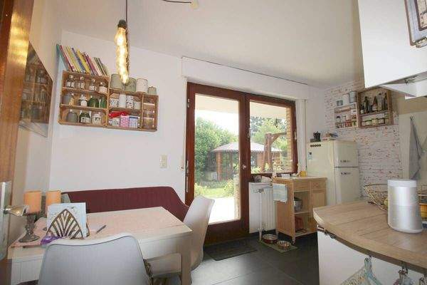 Küche mit Essbereich und Terrassenzugang