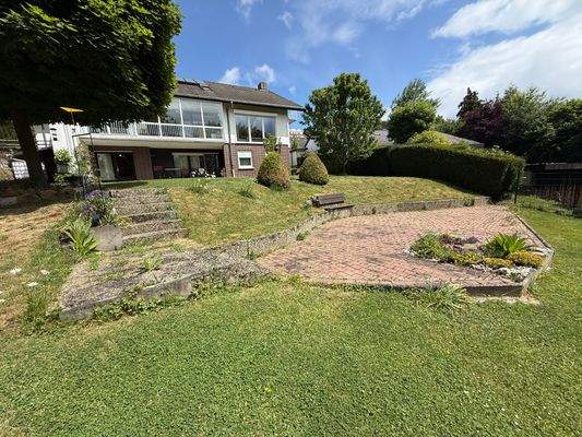 Südseite zum Garten mit Terrasse